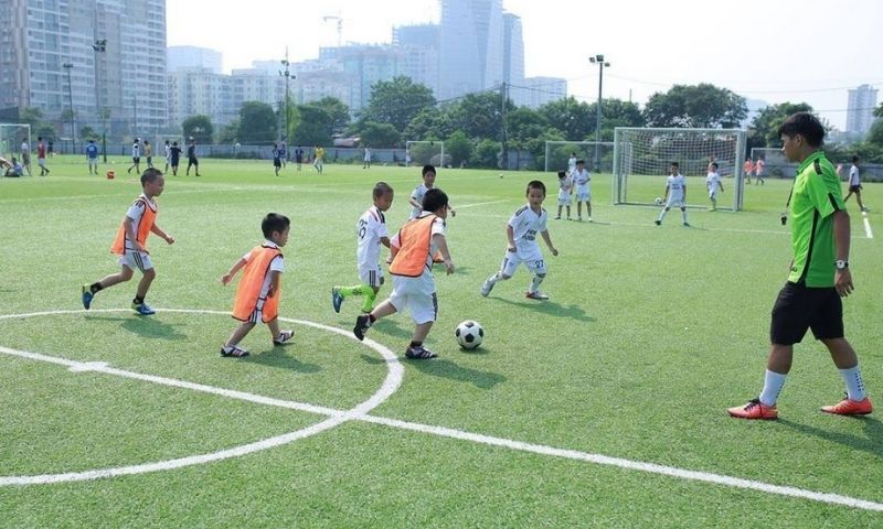 Những lưu ý quan trọng khi cho trẻ chơi bóng đá